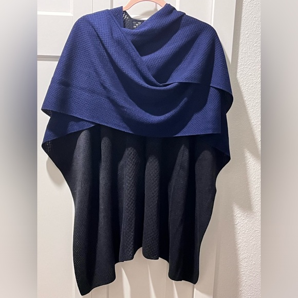 lululemon athletica Accessories - LULULEMON PRE-LOVED AUTHENTIC REVERSIBLE BLUE & BLACK SOFT COZY DESIGN WRAP